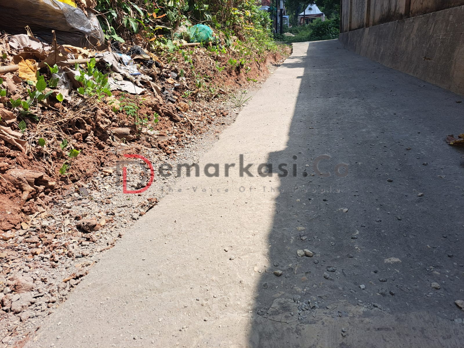 Baru Beberapa Bulan Dikerjakan, Jalan Rabat Beton di Desa Pamolokan Rusak