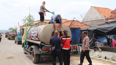 Polres Sumenep Salurkan Bantuan Air Bersih untuk Warga Desa Pinggirpapas, Kalianget