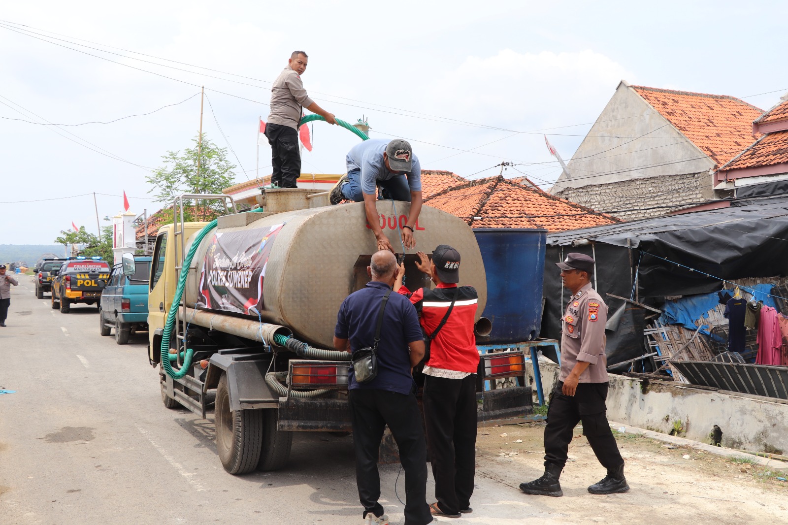 Polres Sumenep Salurkan Bantuan Air Bersih untuk Warga Desa Pinggirpapas, Kalianget