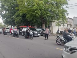 Jaga Ibadah Tetap Khusyuk, Polwan Polres Sumenep Laksanakan PAM dan Gatur Lalin Jumat