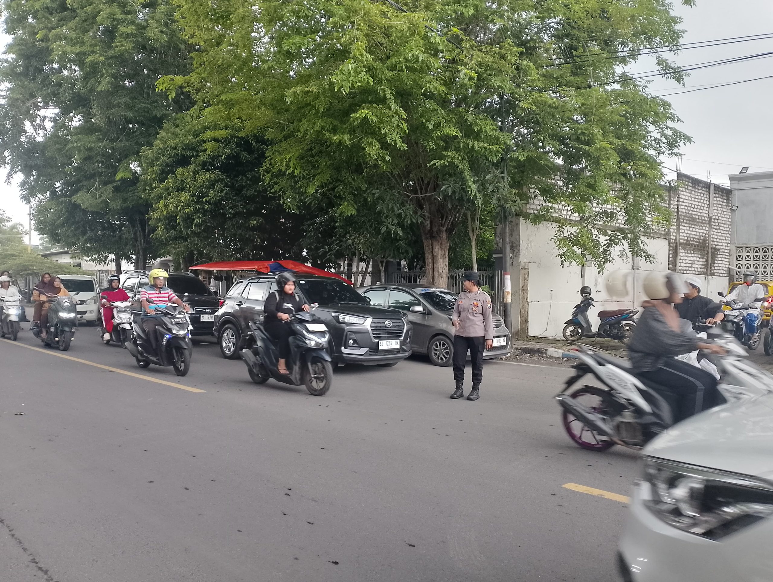 Jaga Ibadah Tetap Khusyuk, Polwan Polres Sumenep Laksanakan PAM dan Gatur Lalin Jumat