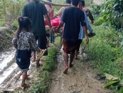 Nenek di Desa Montorna Sumenep Ditandu Sepanjang 1,5 km Menuju Puskesmas