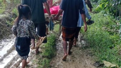 Nenek di Desa Montorna Sumenep Ditandu Sepanjang 1,5 km Menuju Puskesmas