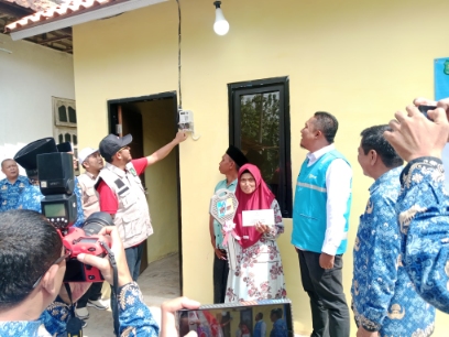 Bupati Sumenep Serahkan Langsung Kunci Rumah Layak Huni Program RTLH Milik Ibu Rukmini di Desa Gelugur 