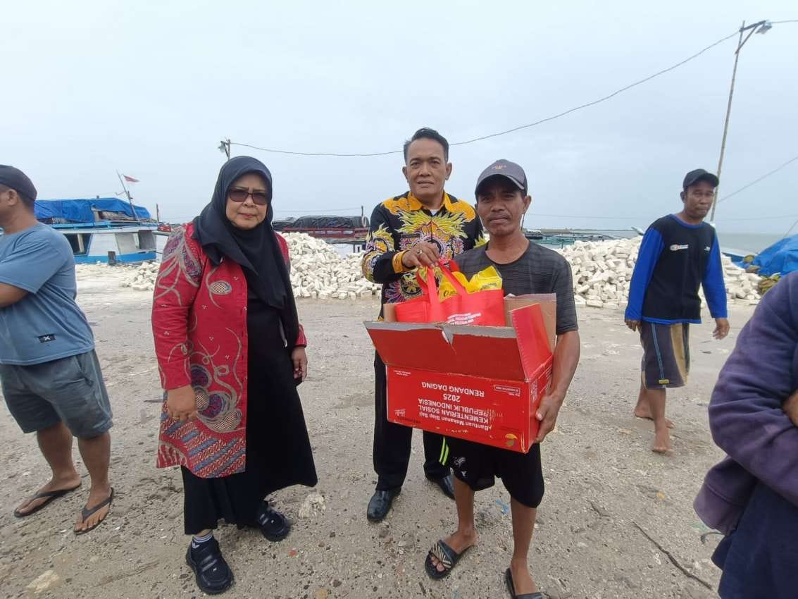 Dinsos P3A Sumenep Salurkan Bantuan Kemanusiaan untuk Warga Kepulauan Terjebak Cuaca Buruk