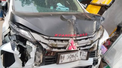 Diduga Mengantuk, Expander Cross Putih Tabrak Seorang Pengemudi dan Dua Sepeda Motor 