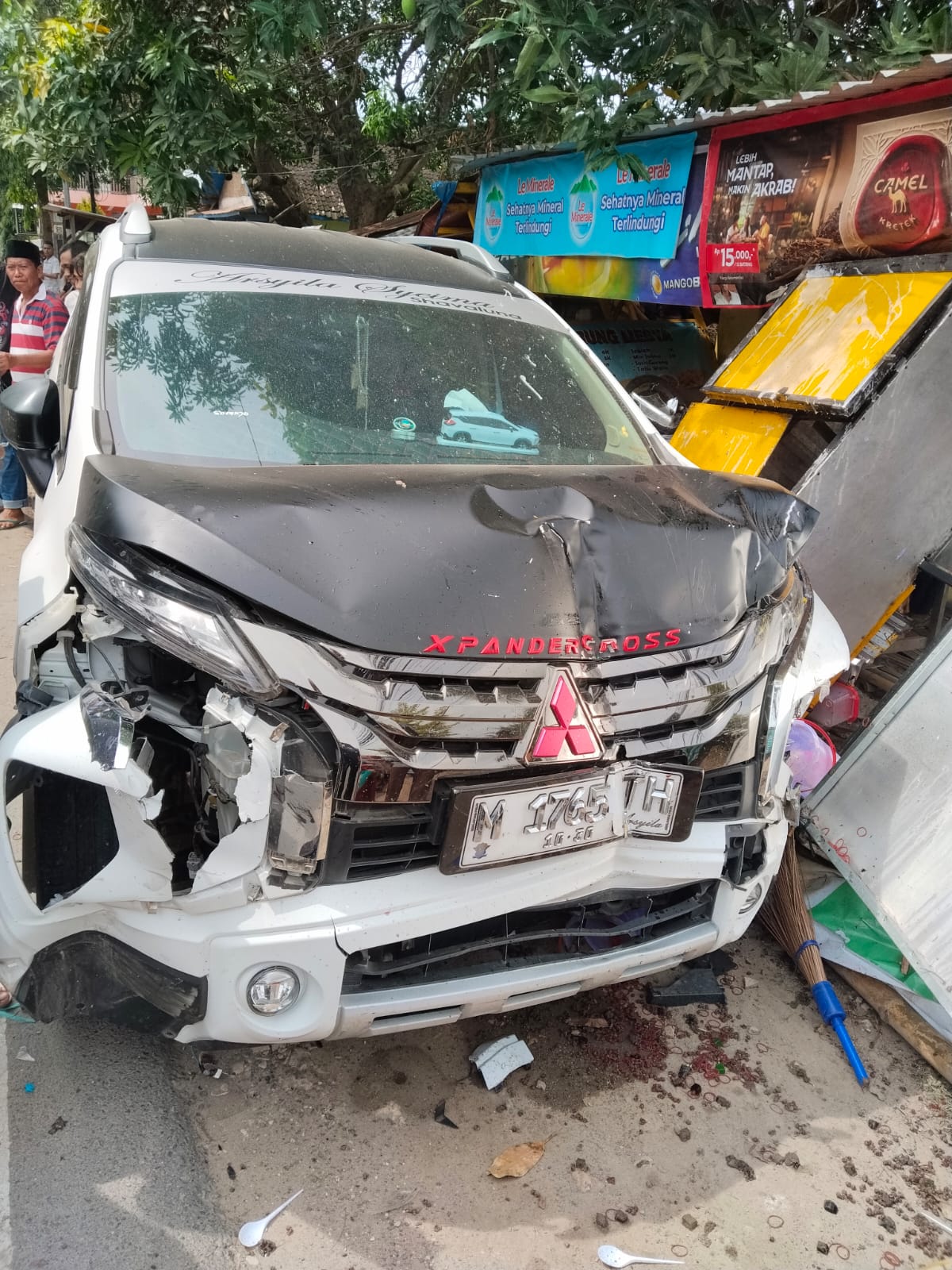 Diduga Mengantuk, Expander Cross Putih Tabrak Seorang Pengemudi dan Dua Sepeda Motor 