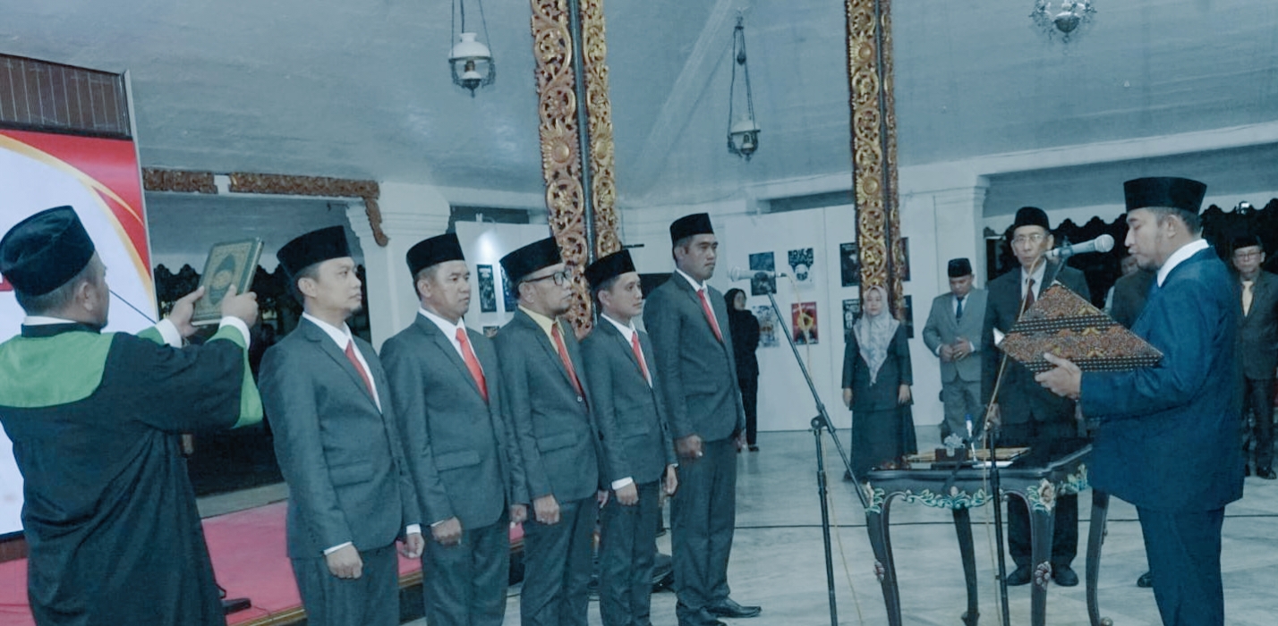 Achmad Fauzi Wongsojudo Resmi Mengambil Sumpah Jabatan Komisioner KI Kabupaten Sumenep Periode 2025-2029