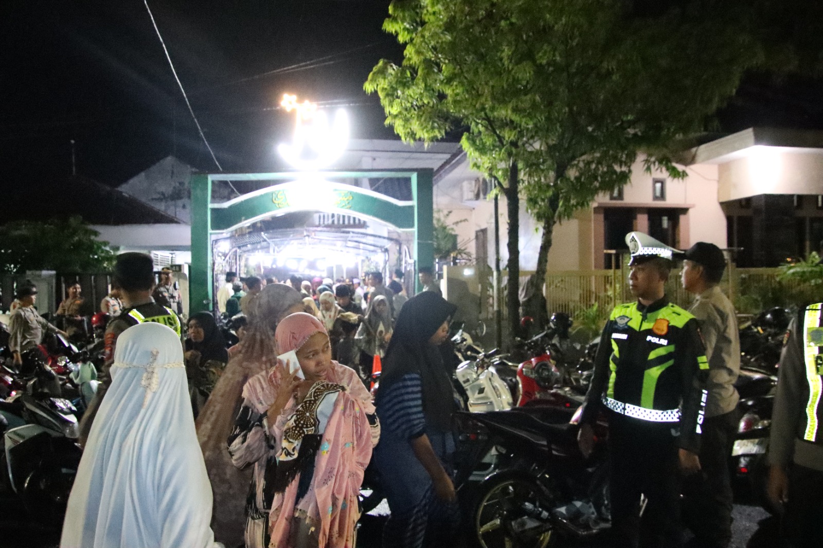 Polres Sumenep Amankan Sholat Tarawih dan Pembagian Zakat Mal Said Abdullah di Bulan Ramadhan 1447 H