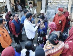 Bupati Sumenep Sapa Warga Sekaligus Salurkan Bantuan Pascabenacana Angin Puting Beliung di Desa Karduluk 