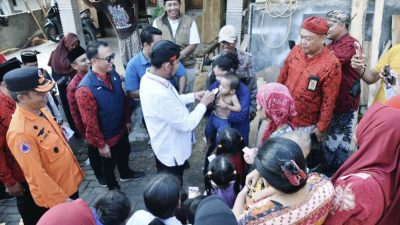Bupati Sumenep Sapa Warga Sekaligus Salurkan Bantuan Pascabenacana Angin Puting Beliung di Desa Karduluk 