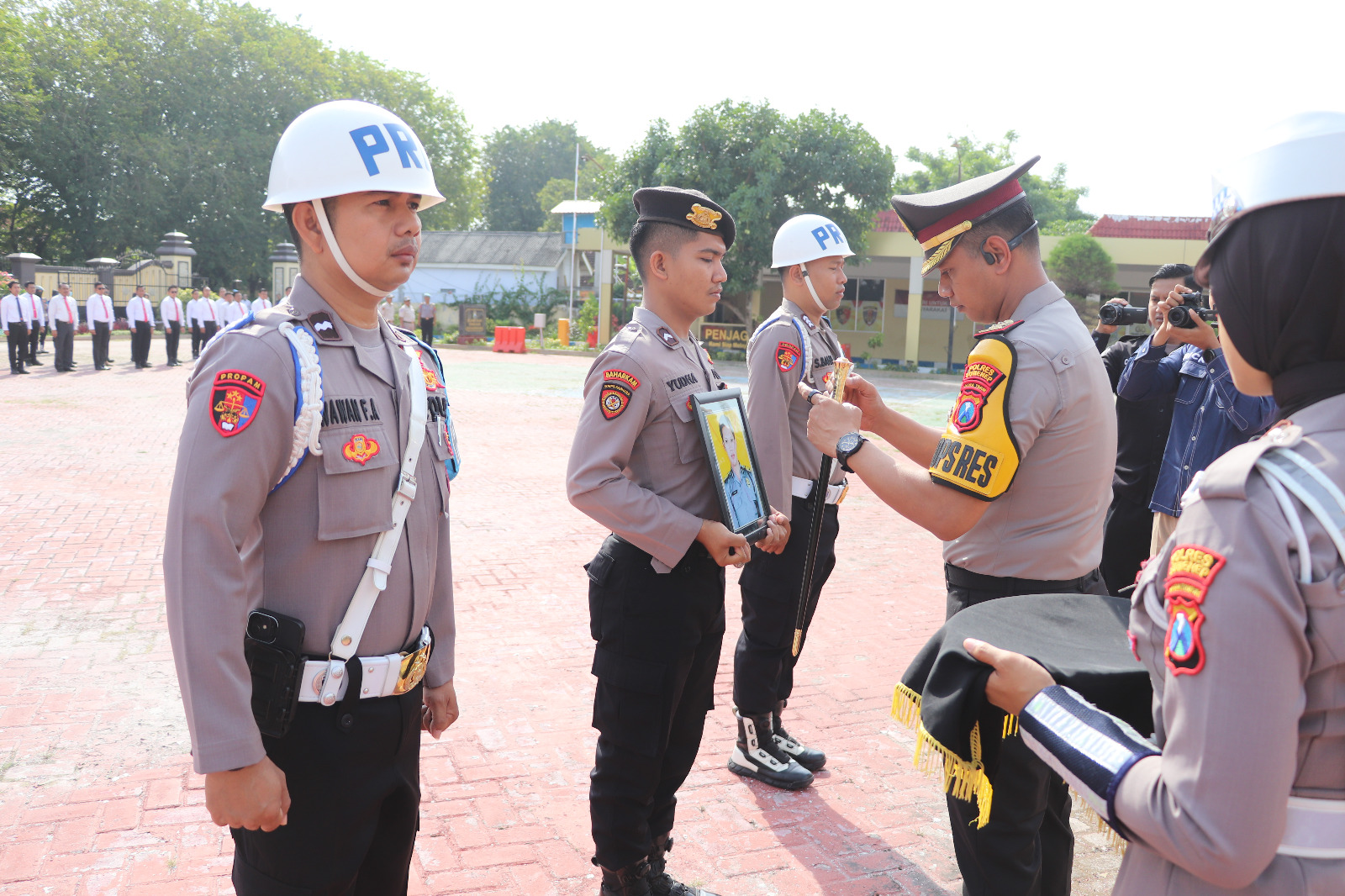 Polres Sumenep Gelar Upacara Penghargaan dan PTDH, Tekankan Integritas dan Disiplin Anggota