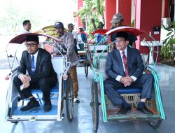Wujud Implementasi Kebijakan Berhemat BBM, Bupati dan Wakil Bupati Sumenep Pilih Naik Becak ke Rumdis 
