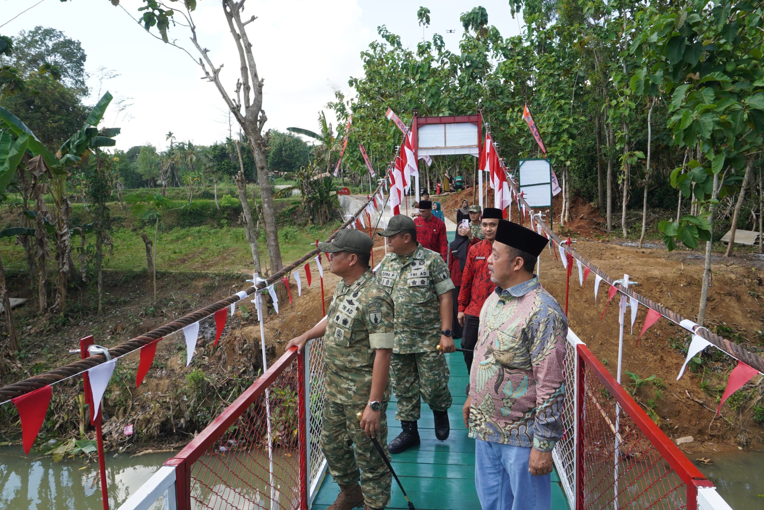 Tak Lagi Seberangi Sungai, Warga Ambunten Kini Punya Jembatan Gantung Baru
