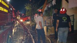 Diduga Berawal dari Damar Apung, Tiga Rumah di Perumahan Batu Kencana Sumenep Dilalap Api Diduga Berawal dari Damar Apung, Tiga Rumah di Perumahan Batu Kencana Sumenep Dilalap Api