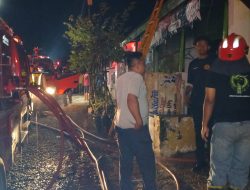 Diduga Berawal dari Damar Apung, Tiga Rumah di Perumahan Batu Kencana Sumenep Dilalap Api