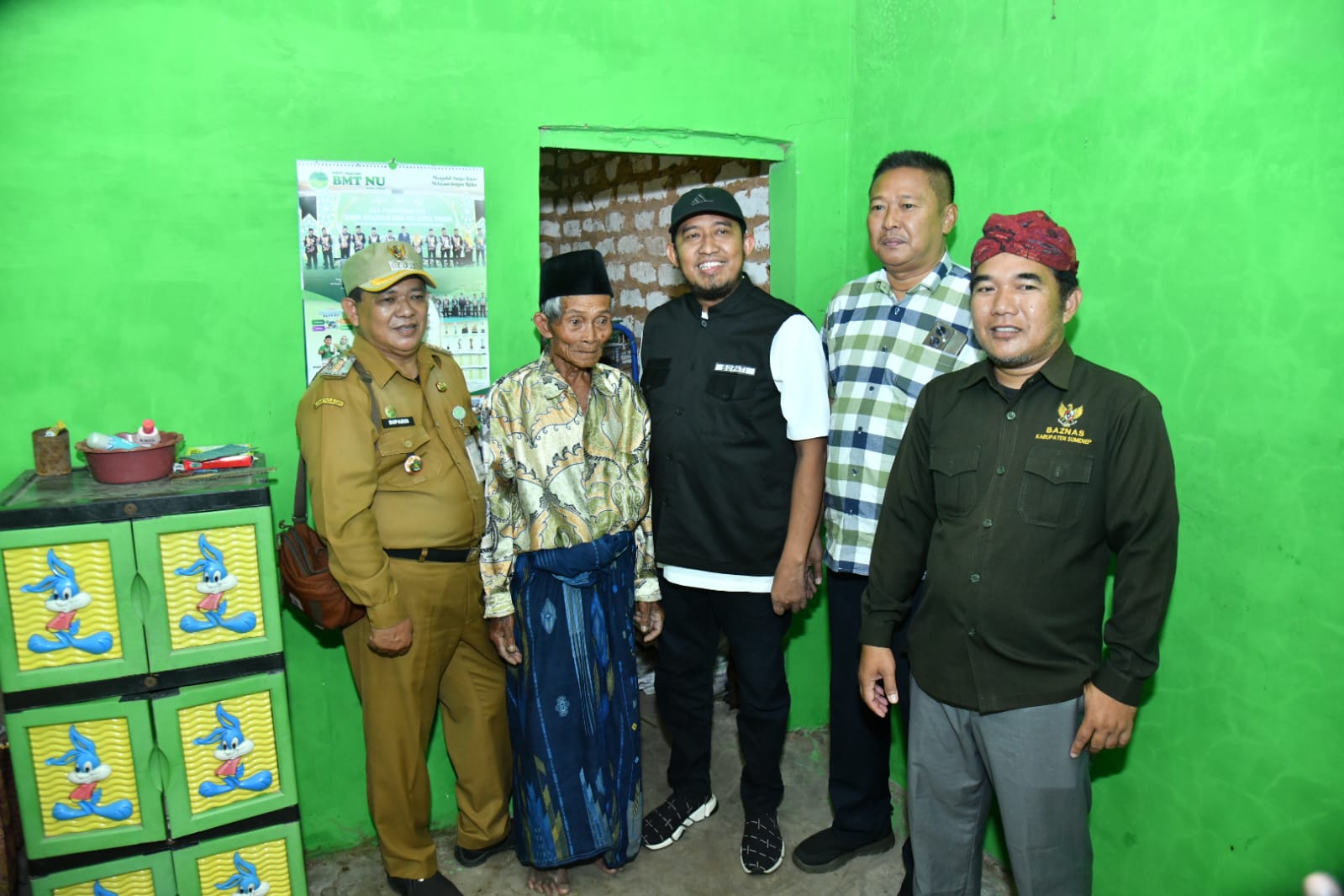 Gandeng Baznas, Bupati Sumenep Achmad Fauzi Wongsojudo Serahkan Bantuan Bedah RTLH di Dua Kecamatan