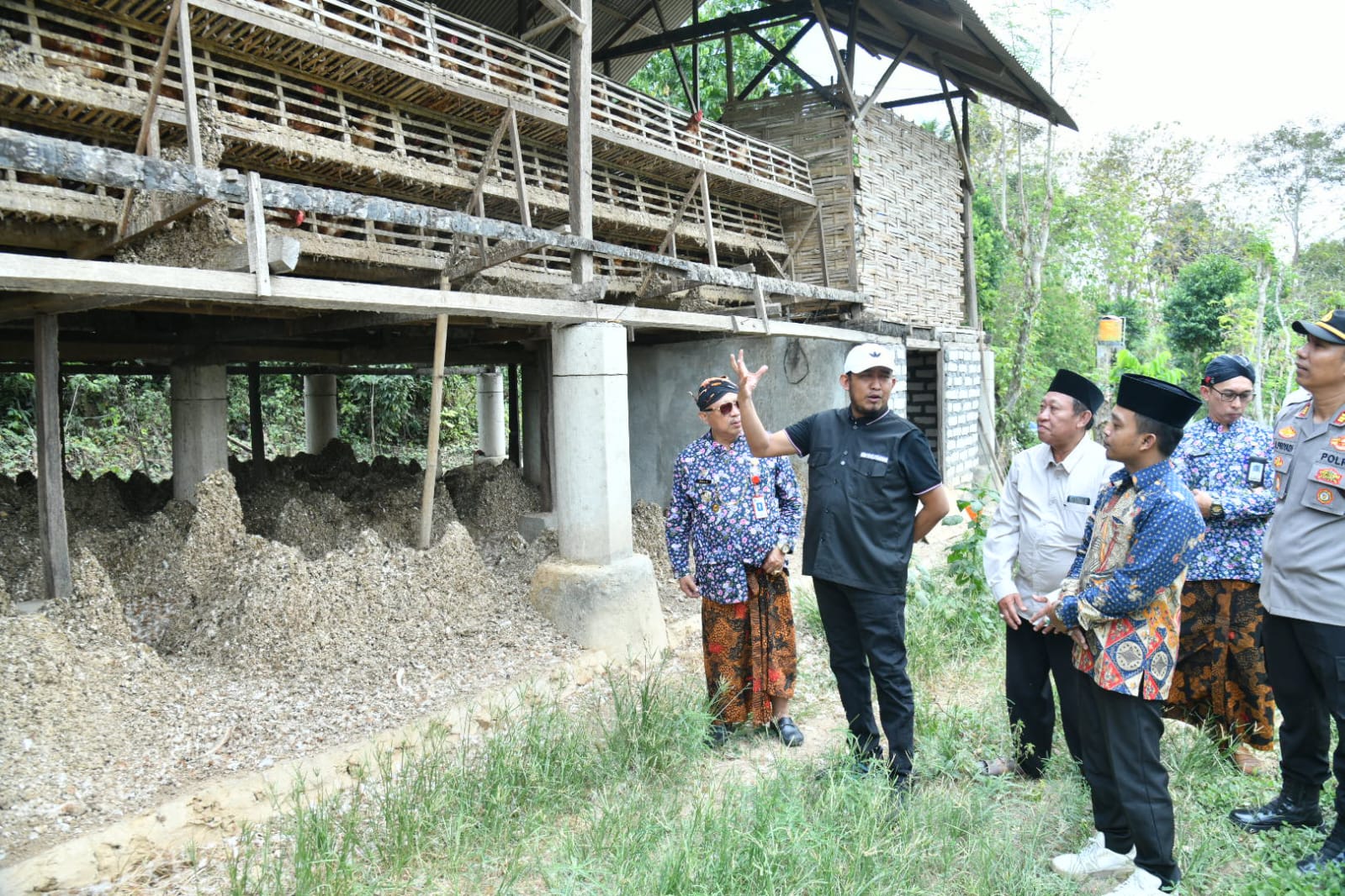 Pastikan Program Pemerintah Daerah Bermanfaat Nyata Bagi Masyarakat, Bupati Sumenep Tinjau Langsung Budidaya Lele dan Ayam Petelur di Desa Bataal Timur