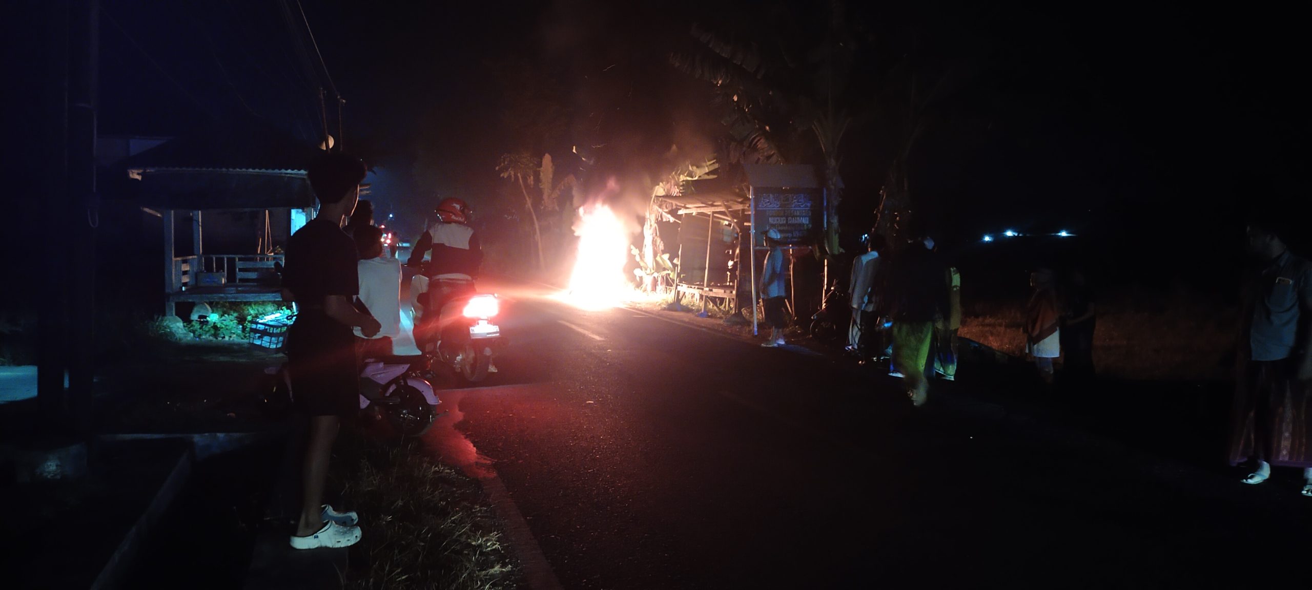 BREAKING NEWS: Motor Yamaha Vario Hangus Terbakar di Jalan Guluk-Guluk - Pakong