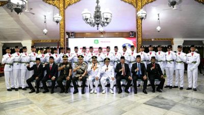 Kukuhkan Paskibraka 2026 di Pendopo Keraton, Bupati Fauzi: Jangan Berhenti Jadi Teladan Setelah Upacara Selesai