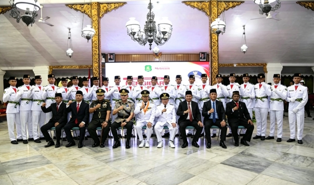 Kukuhkan Paskibraka 2026 di Pendopo Keraton, Bupati Fauzi: Jangan Berhenti Jadi Teladan Setelah Upacara Selesai